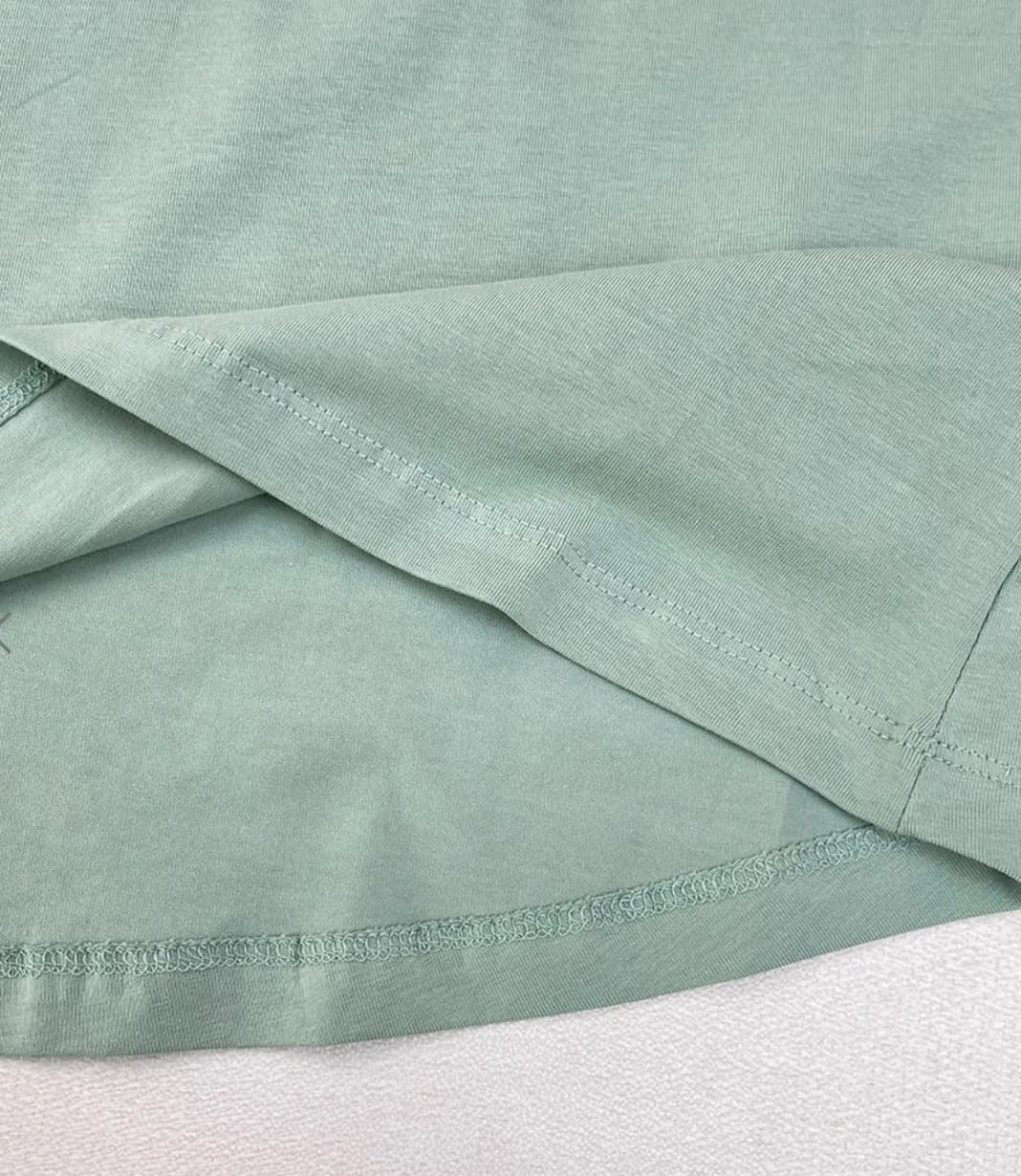 تاپ زنانه اسمارا رنگ پسته ای از پنبه ارگانیک با طراحی پشت ضربدری، مناسب استایل روزمره و تابستانی